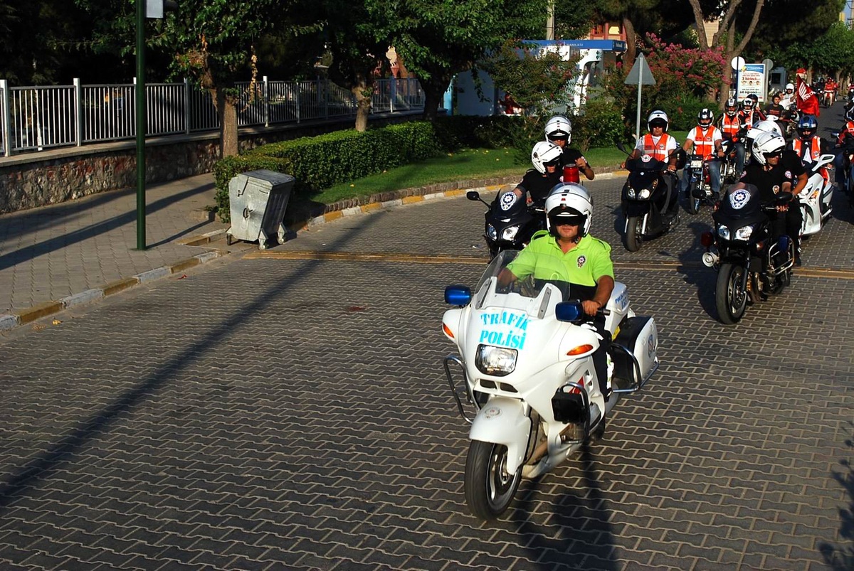 Motosiklet Tutkunları Salihli\'de Şehir Turu Yaptı