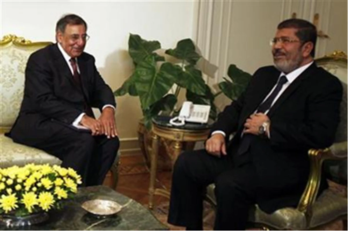 Mursi, ABD Savunma Bakanı Panetta ile Görüştü