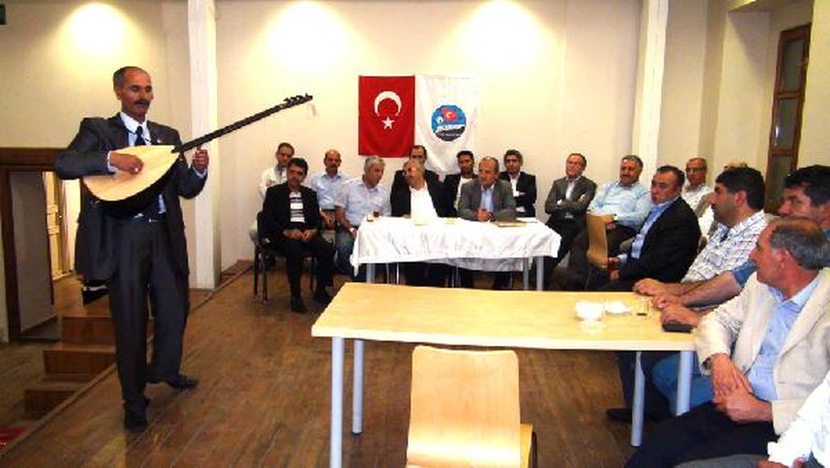 Müsteşar ile Vekil Aşıklığa Soyundu