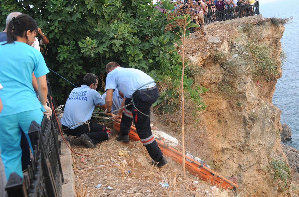 Oğlunu Kurtarmak İsteyen Baba, Falezlerden Düştü