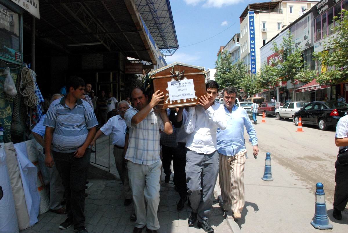 Otel Odasında Ölü Bulunan Avukat Toprağa Verildi