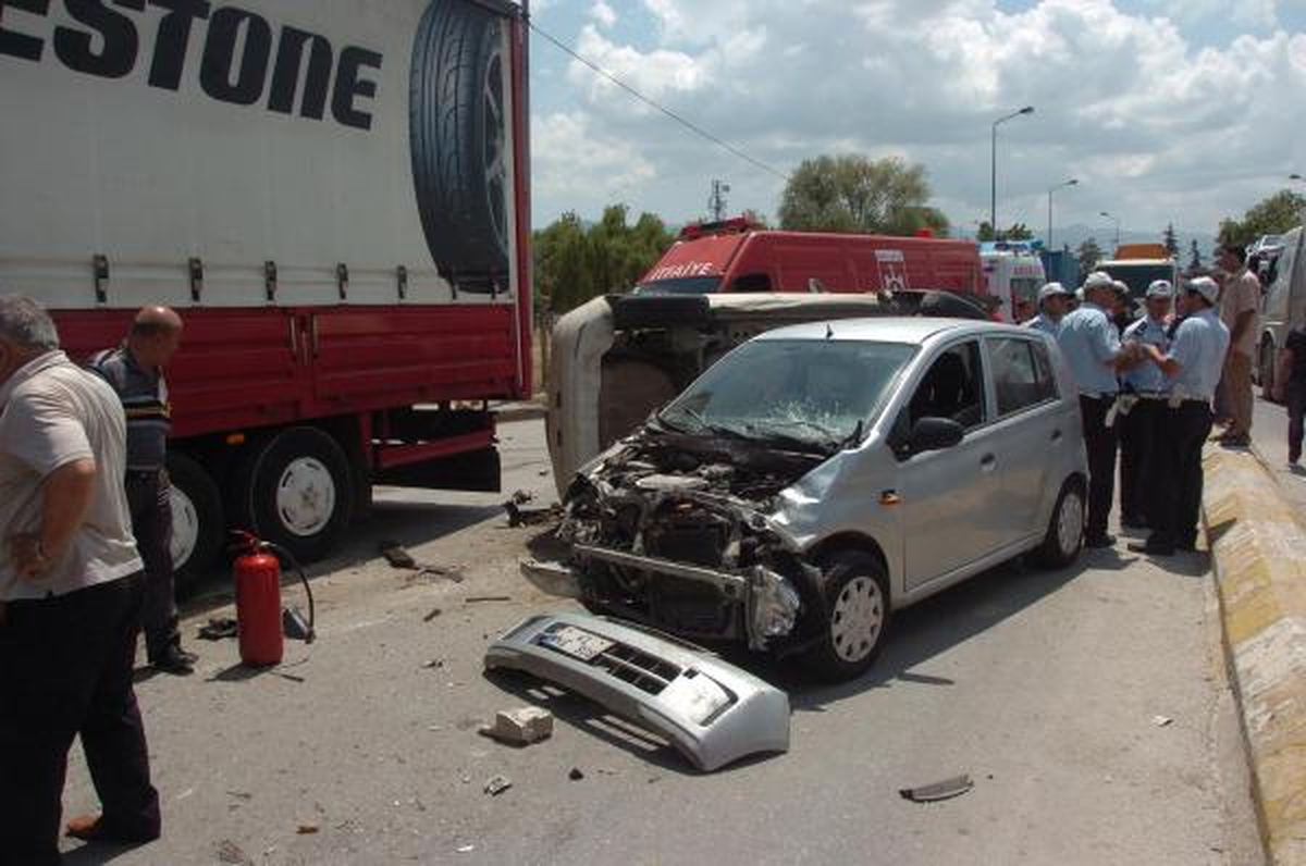 Otomobil Kırmızı Işıkta Bekleyen 3 Araca Çarptı: 5 Yaralı