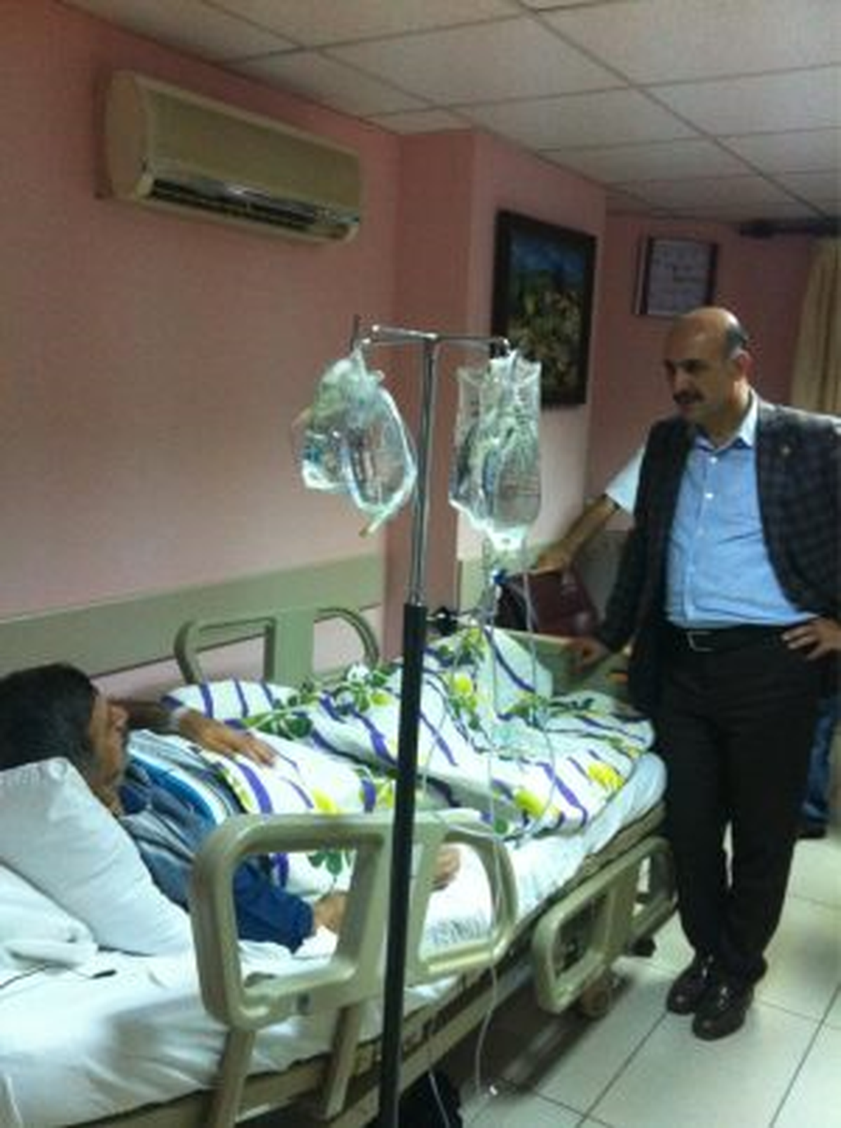 Özdemir\'den Hastalara Geçmiş Olsun Ziyareti