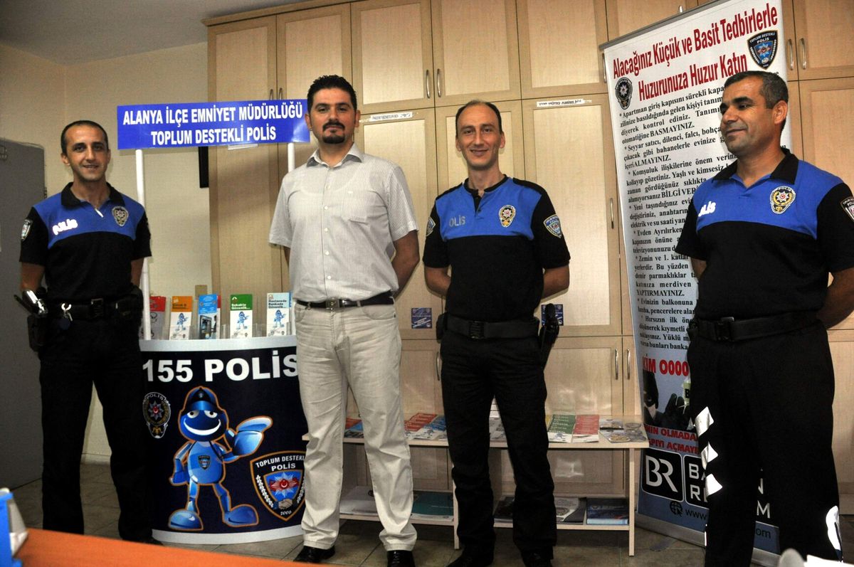 Polisten Vatandaşa 79 Bin 774 Bilgilendirme Broşürü
