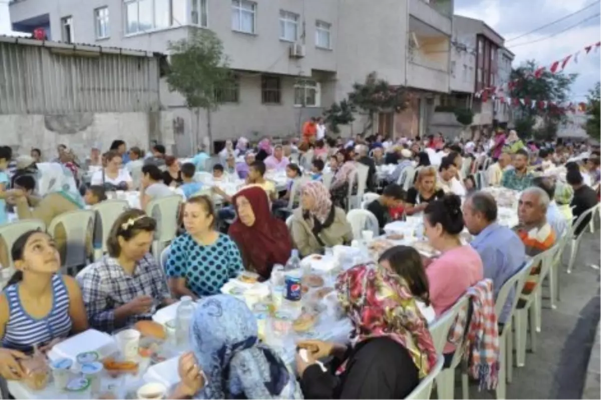 Ramazanın Bereketi, Gönül Sofraları\'nda Paylaşılmaya Devam Ediyor