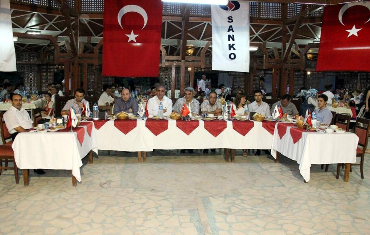 Sanko Tekstil, Çalışanlarına İftar Yemeği Verdi