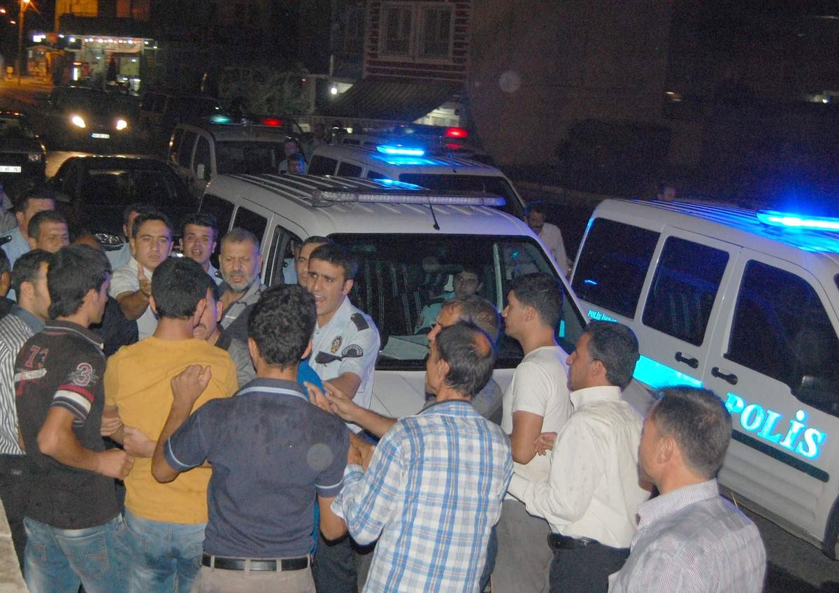 Şanlıurfa\'da Taşlı Sopalı Kavga: 2 Yaralı