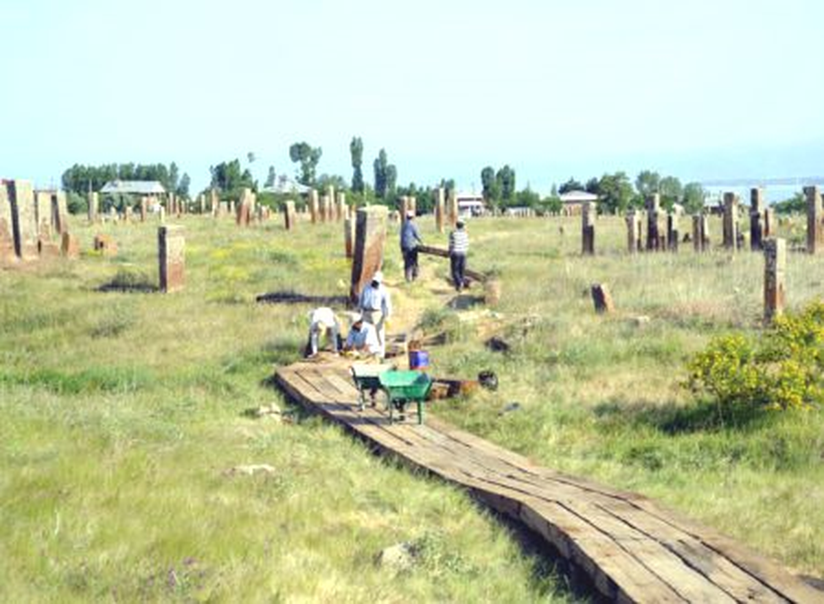 Selçuklu Mezar Taşları Ayağa Kaldırılıyor