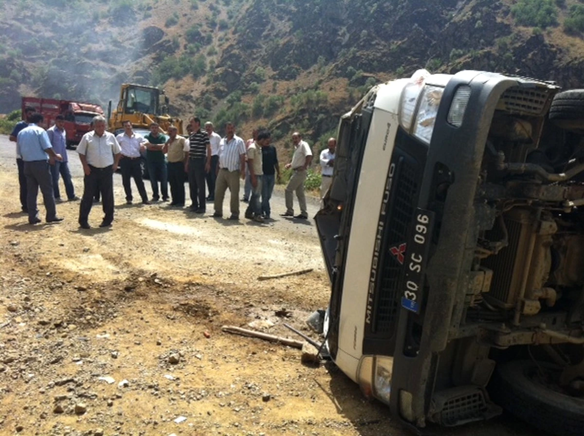 Şemdinli\'de Trafik Kazası; 3 Yaralı