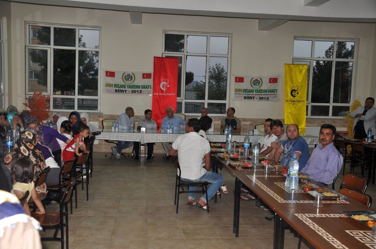 Siirt\'te Sığınan Afganlı Mültecileri İHH İftarında Buluştu