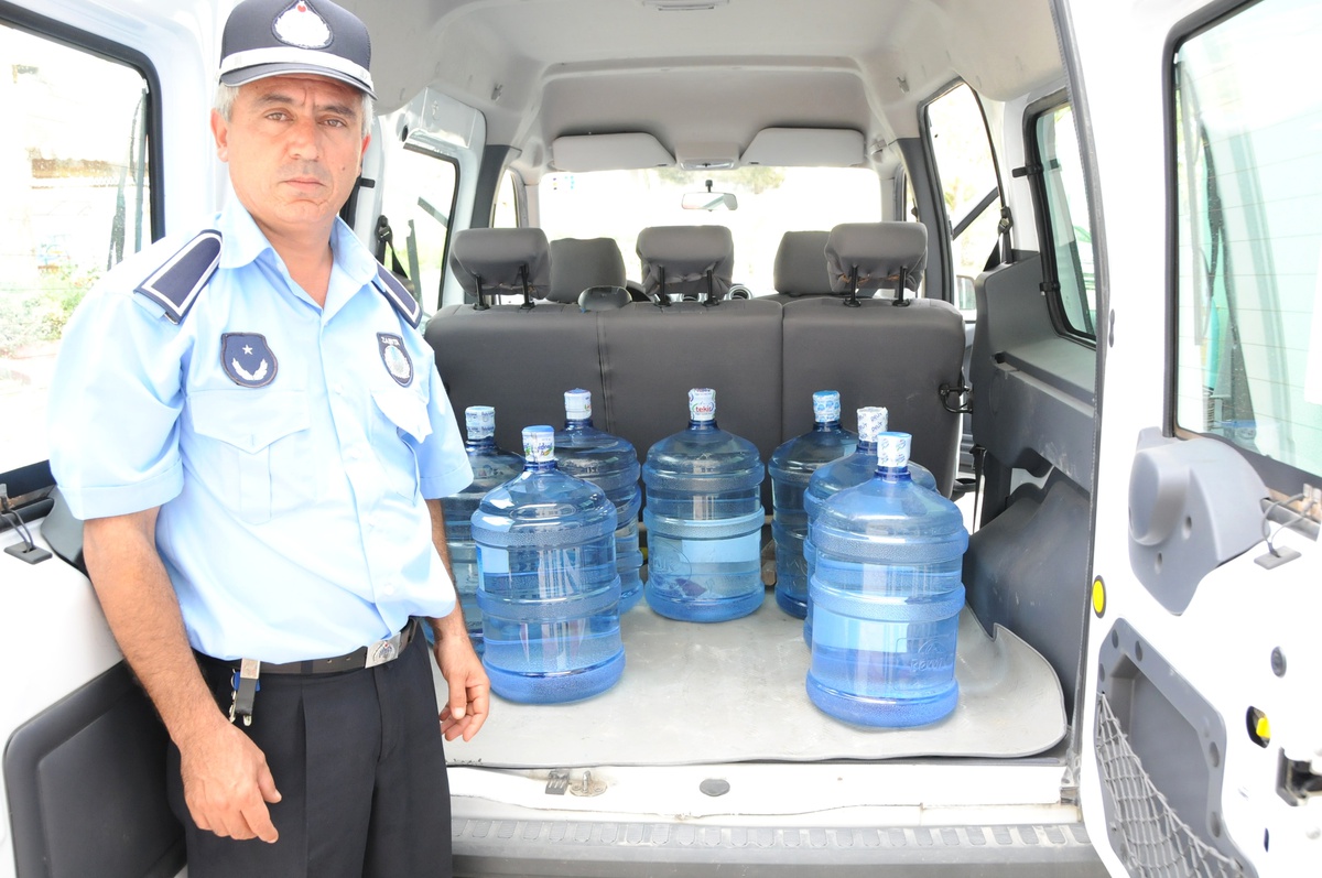 Tarsus Zabıtası Damacana Sulardan Numune Aldı