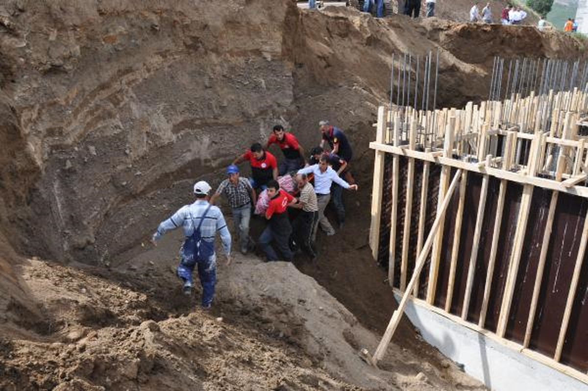 Tatvan\'da Otel İnşaatı Kazısında Göçük: 1 İşçi Öldü, 3 İşçi Yaralı