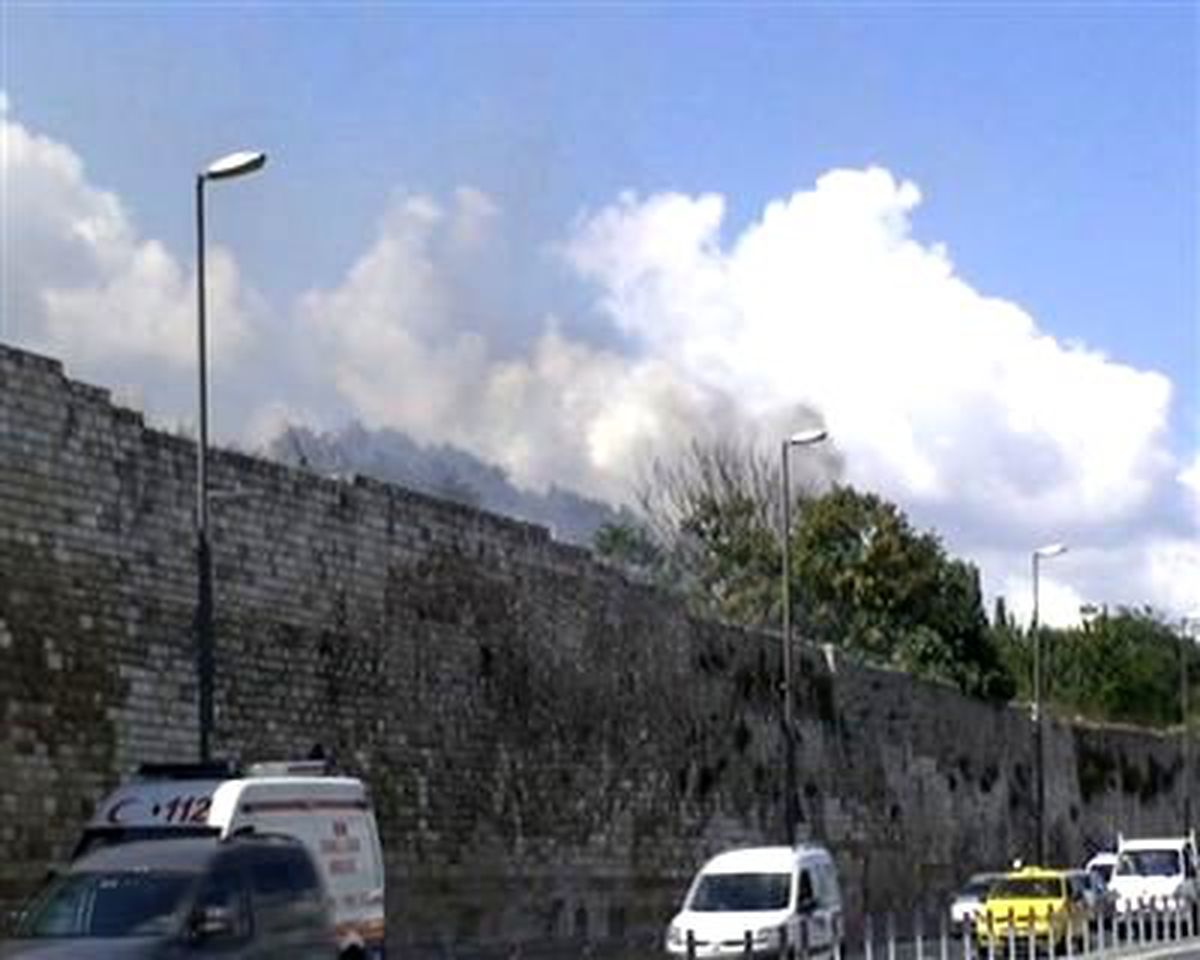Topkapı Sarayı\'nın Ağaçlık Alanında Yangın Çıktı