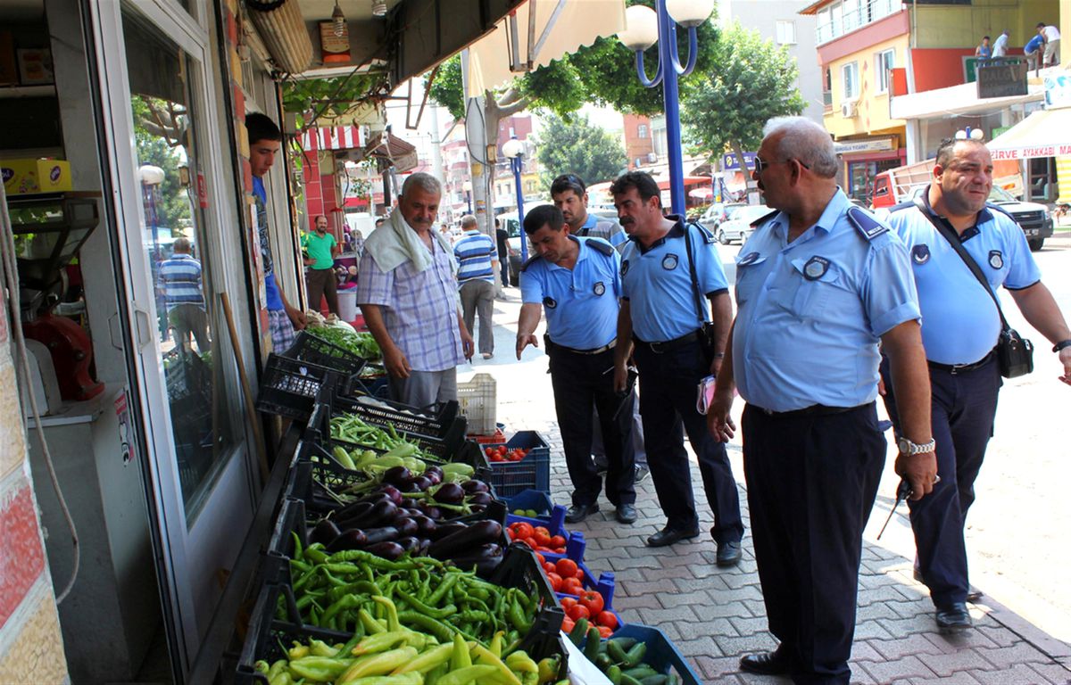 Toroslar Zabıtasından Esnafa Kaldırım İşgali Uyarısı