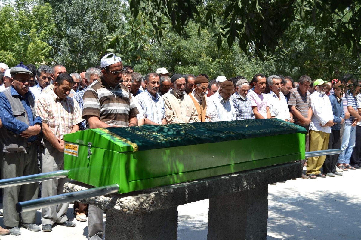 Trafik Kazasında Ölen Adem Öztürk Son Yolculuğuna Uğurlandı