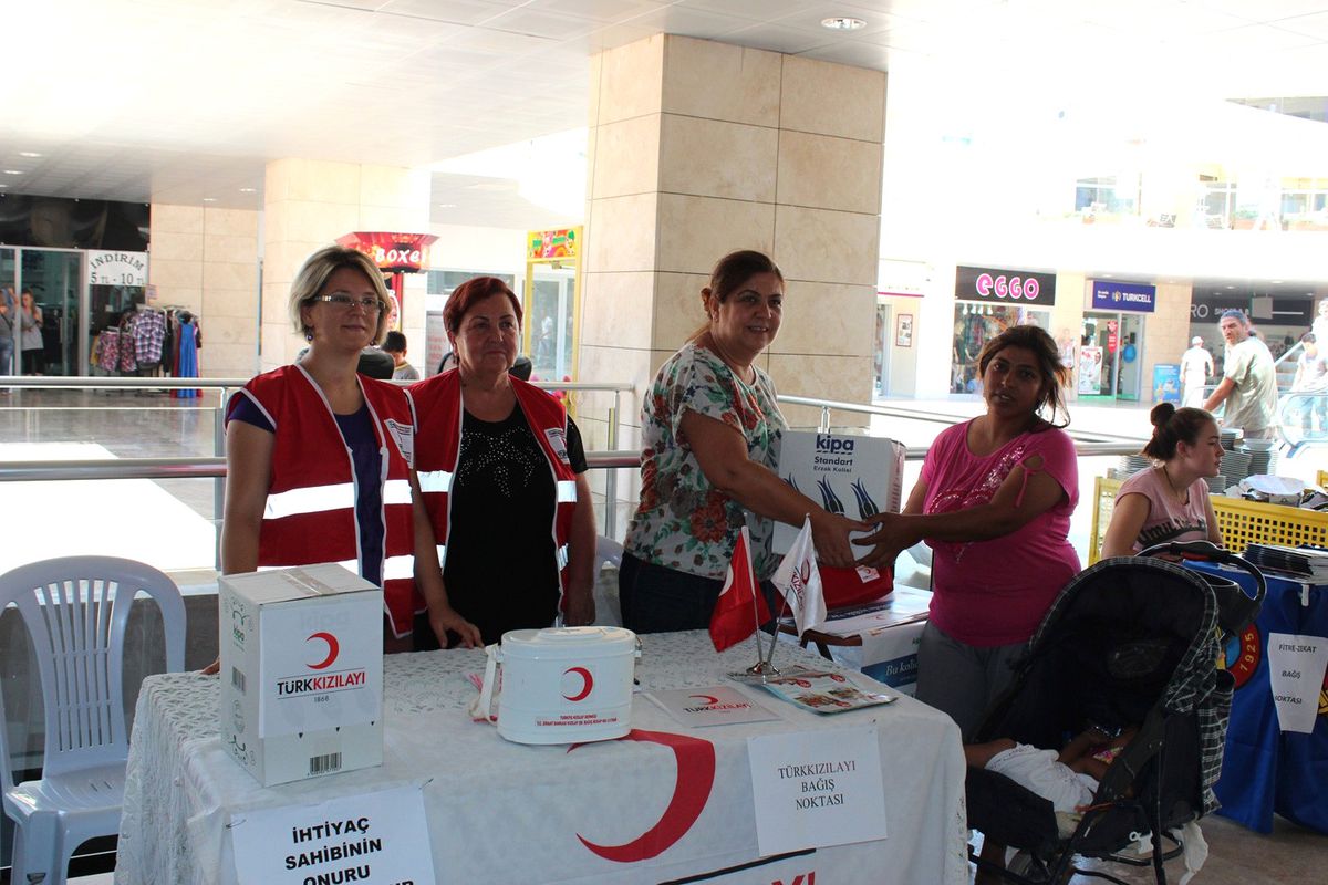 Urla\'da Kızılay ve Kipa\'dan İyilik Paketleri