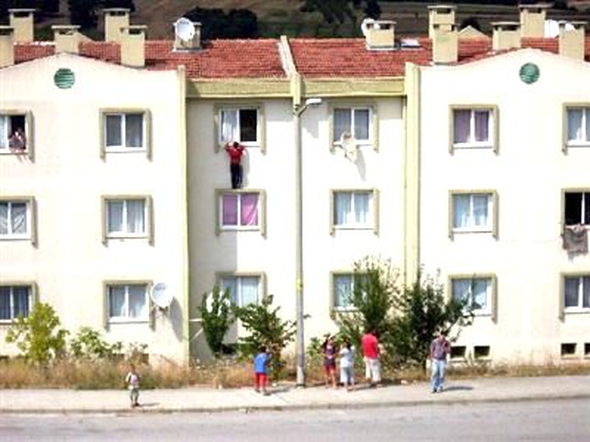 Üvey Baba Dayağından Böyle Kaçtı