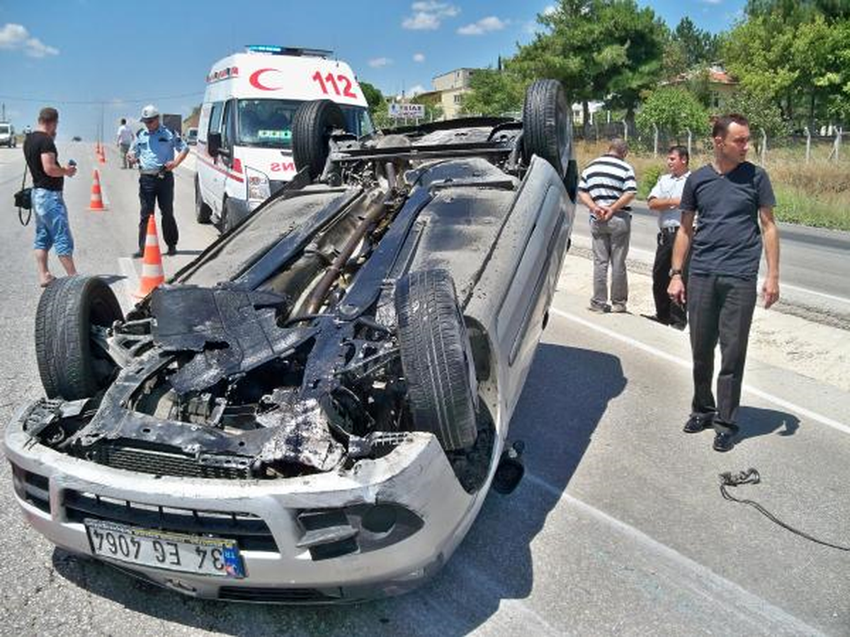 2 Otomobil 2 Dakika Arayla Aynı Yolda Takla Attı: 3 Yaralı