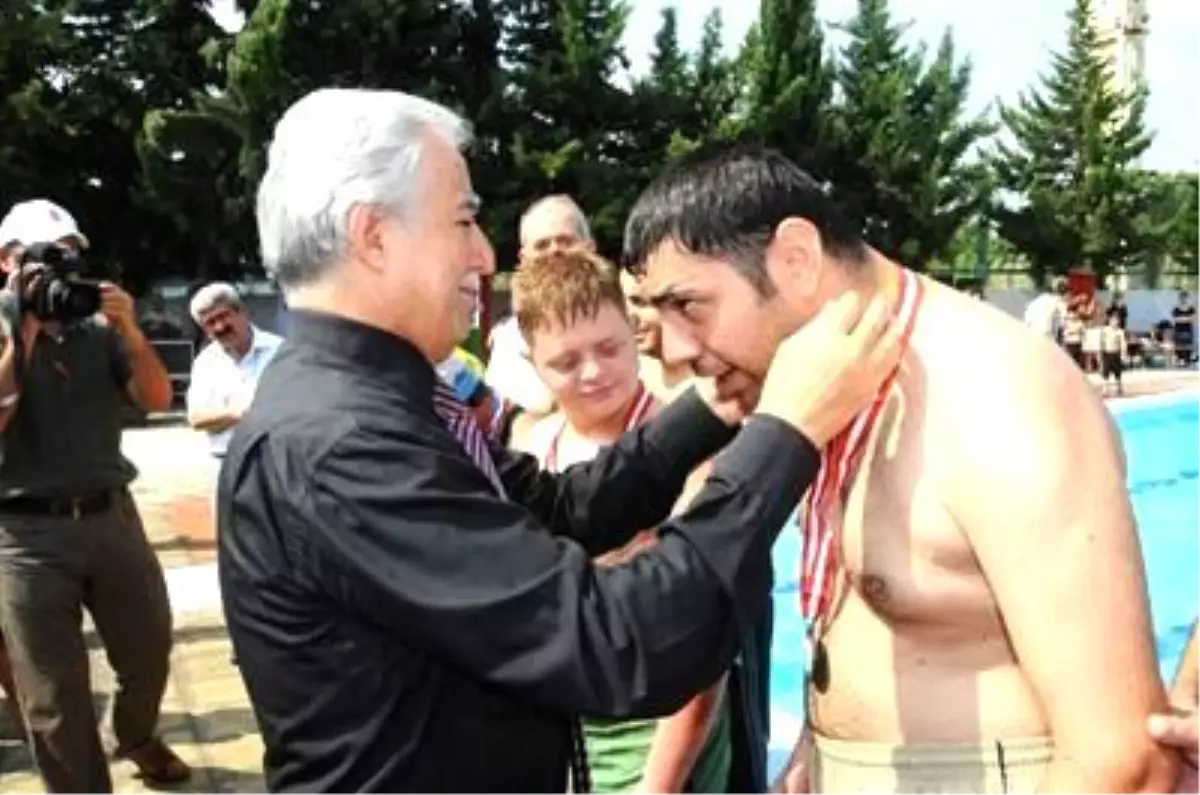 Adana'da 2 Bin 500 Engelli Çocuk Yüzme Öğreniyor