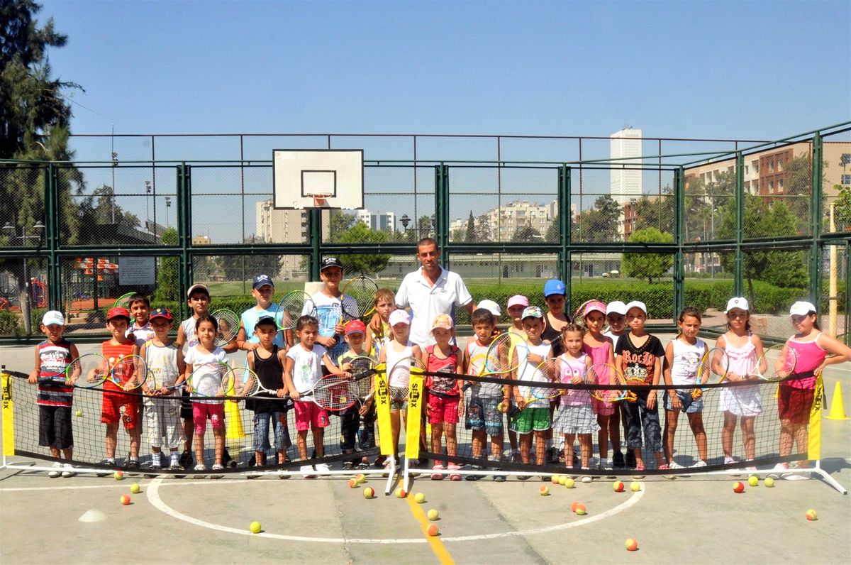 Akdeniz\'de Tenis Kursları Devam Ediyor