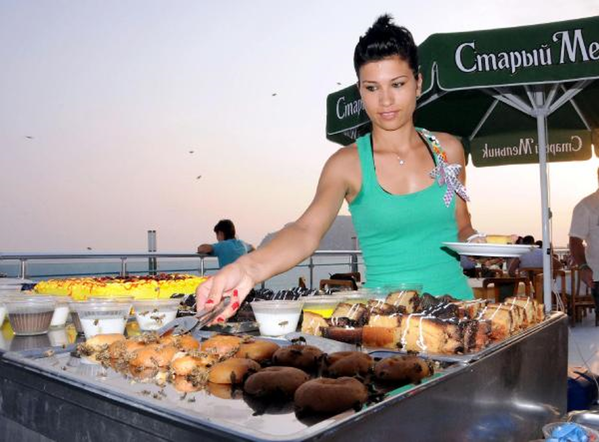 Alanya\'da Turistik Oteli Arılar İstila Etti