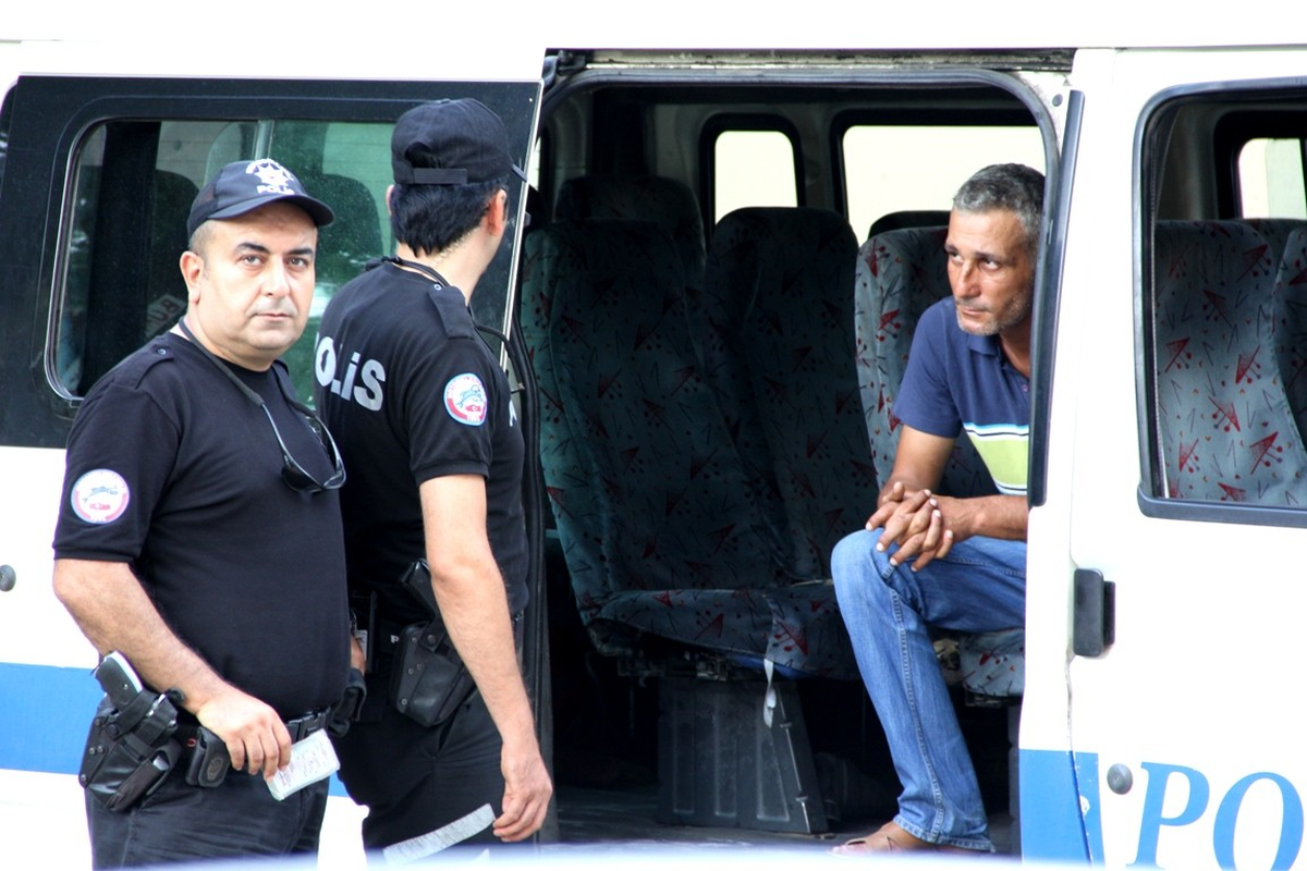 Alkollü Şahıs, AK Parti Binasında Olay Çıkarttı