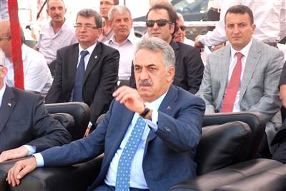 Artvin2 Bakan Yazıcı, Sarp Sınır Kapısı\'na Baskın Düzenledi, Bilgisayarda Oyun Oynayan Memuru...