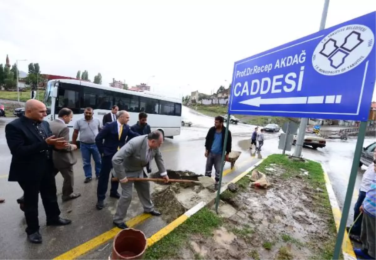 Bakan Akdağ\'ın Adını Taşıyan Tabela Caddeye Törenle Dikildi