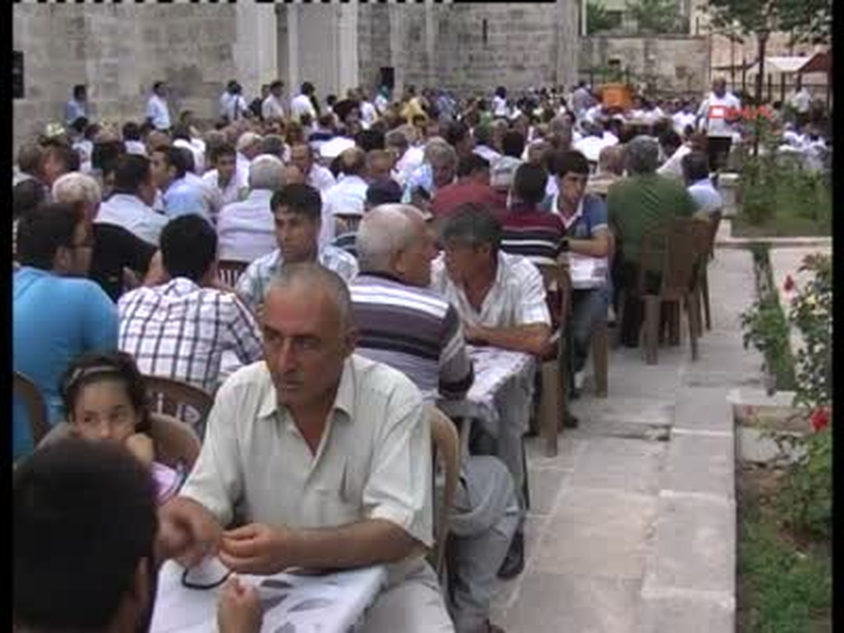 Bakan Çağlayan Yemek Dağıttı