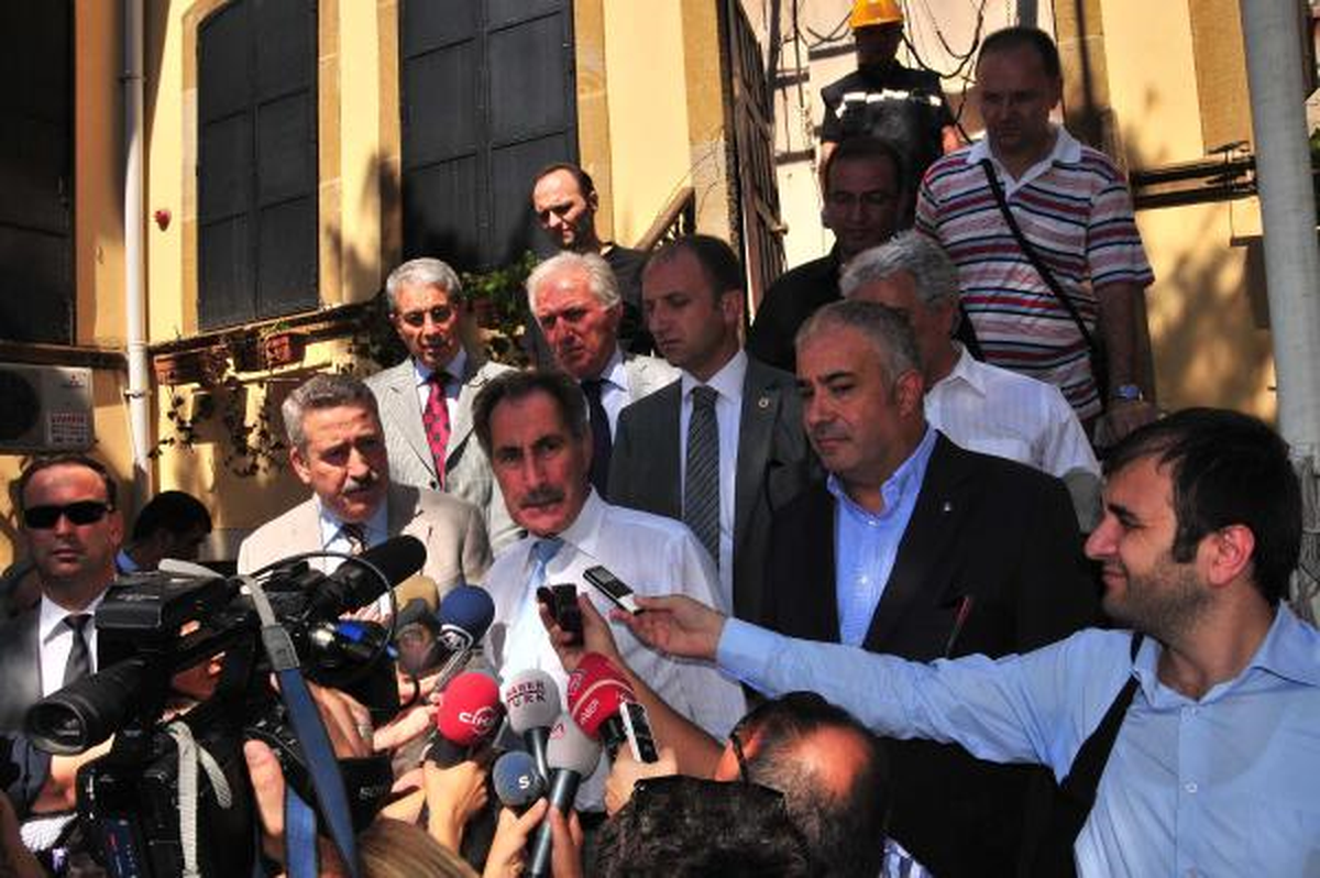 Bakan Günay, Programını Kesip Dün Gece Yanan Tarihi Binayı Gezdi