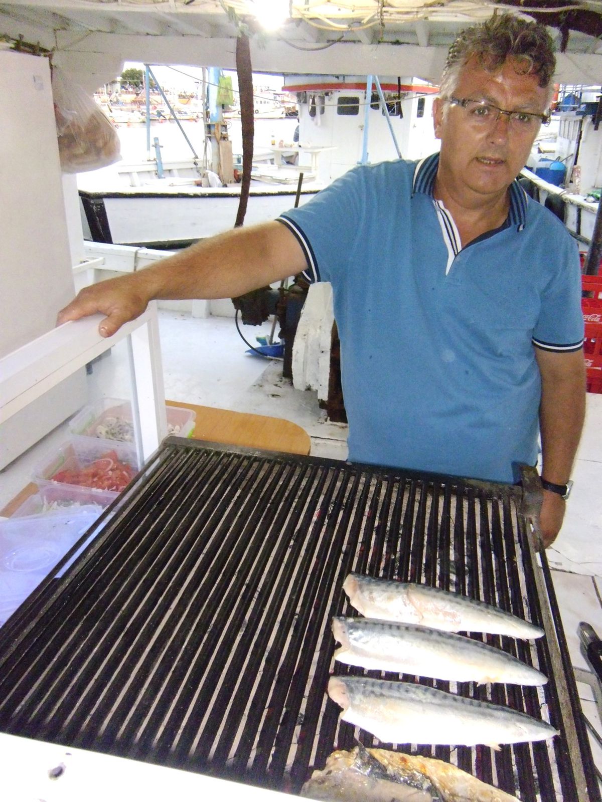Balıkçı Tekneleri Balık Ekmek Satıyor
