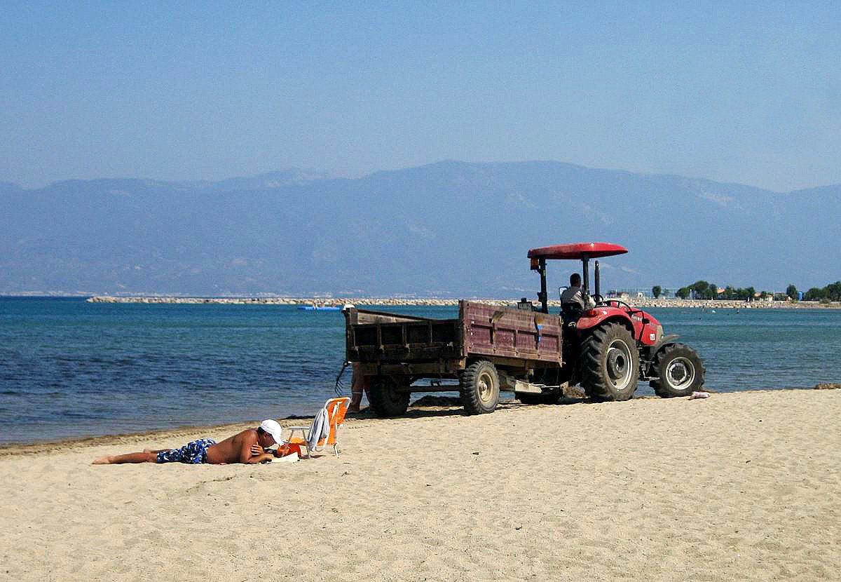 Burhaniye\'de Mavi Bayraklı Plajlar Temizliği ile Dikkat Çekiyor