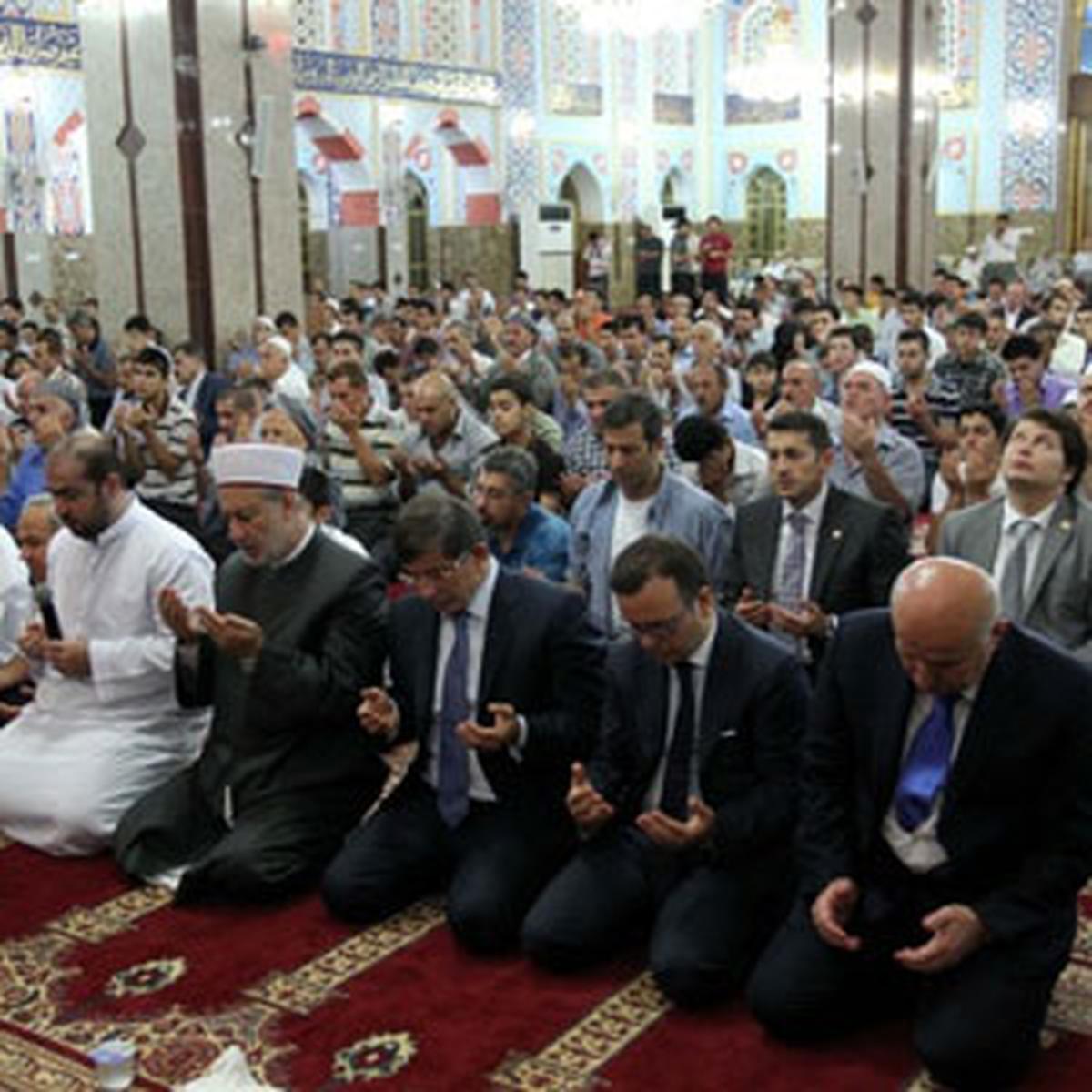 Davutoğlu, Erbil\'de Teravih Namazına Gitti