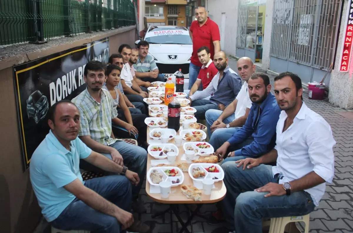 Doruk Rentacar, Yanındaki Esnaflara İftar Verdi