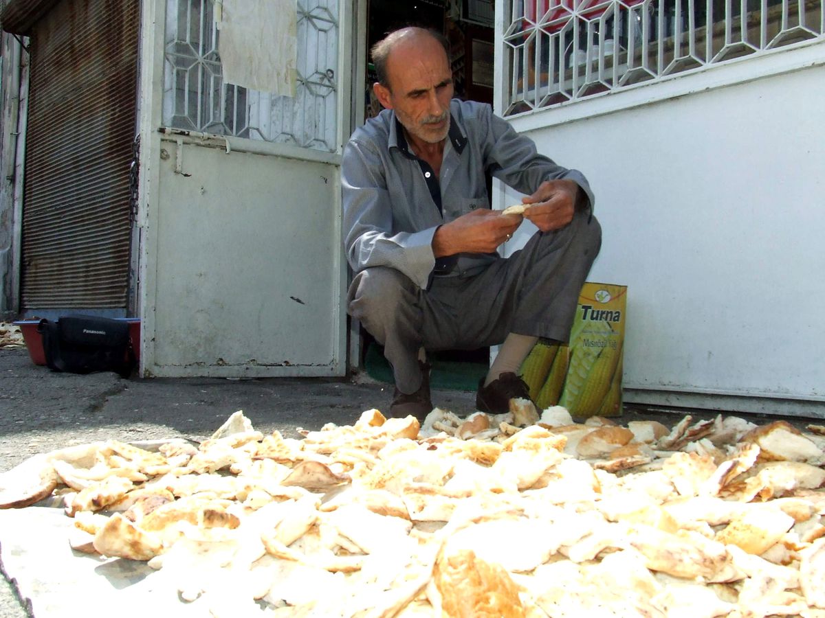Ekmeğini Ekmekten Çıkartıyor