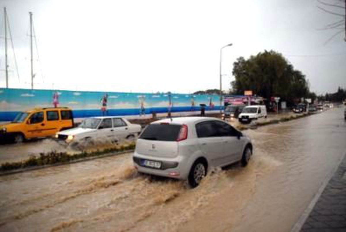 Elazığ\'da Caddeler Göle Döndü