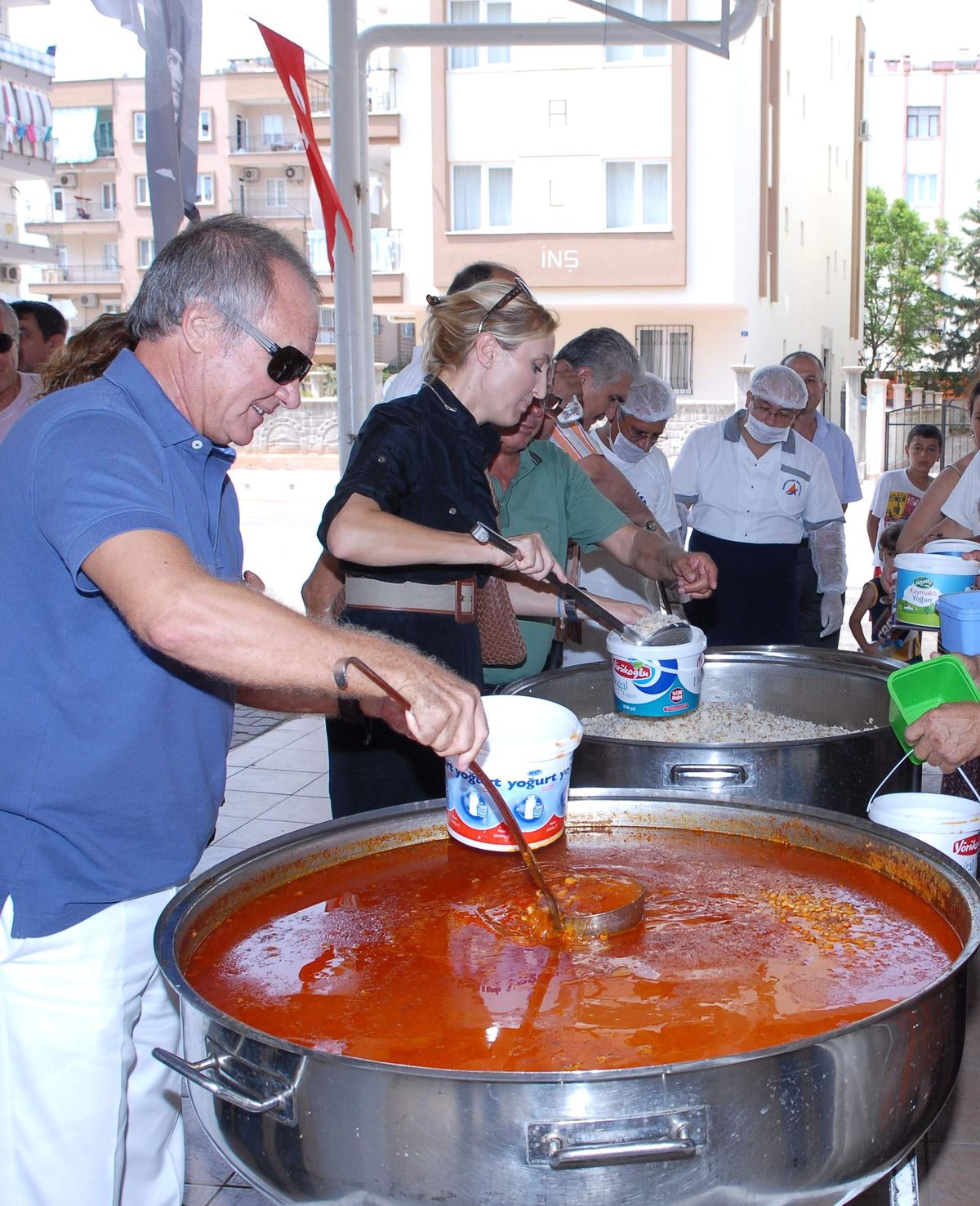 Evcilmen İftar Yemeği Dağıtımına Katıldı
