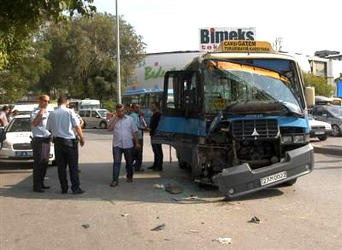 Gaziantep\'te Minibüs Otobüsle Çarpıştı: 15 Yaralı