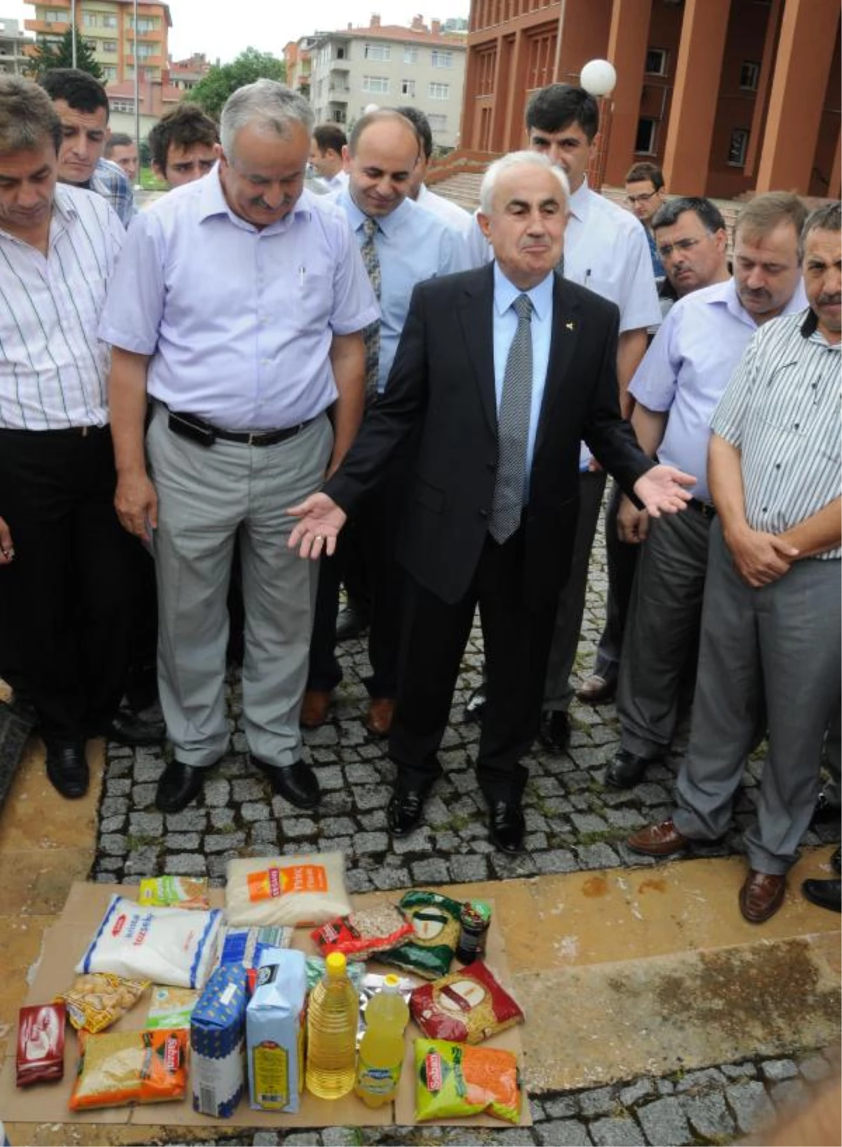 Giresun Valisi, Ramazan Yardımını Memurlara Dağıttı