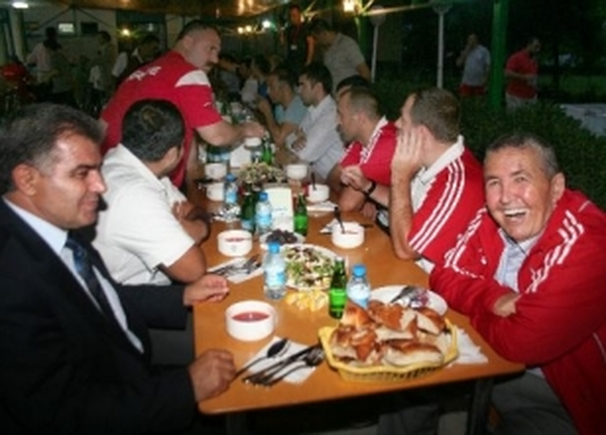 Güreş Federasyonu\'ndan İftar Yemeği