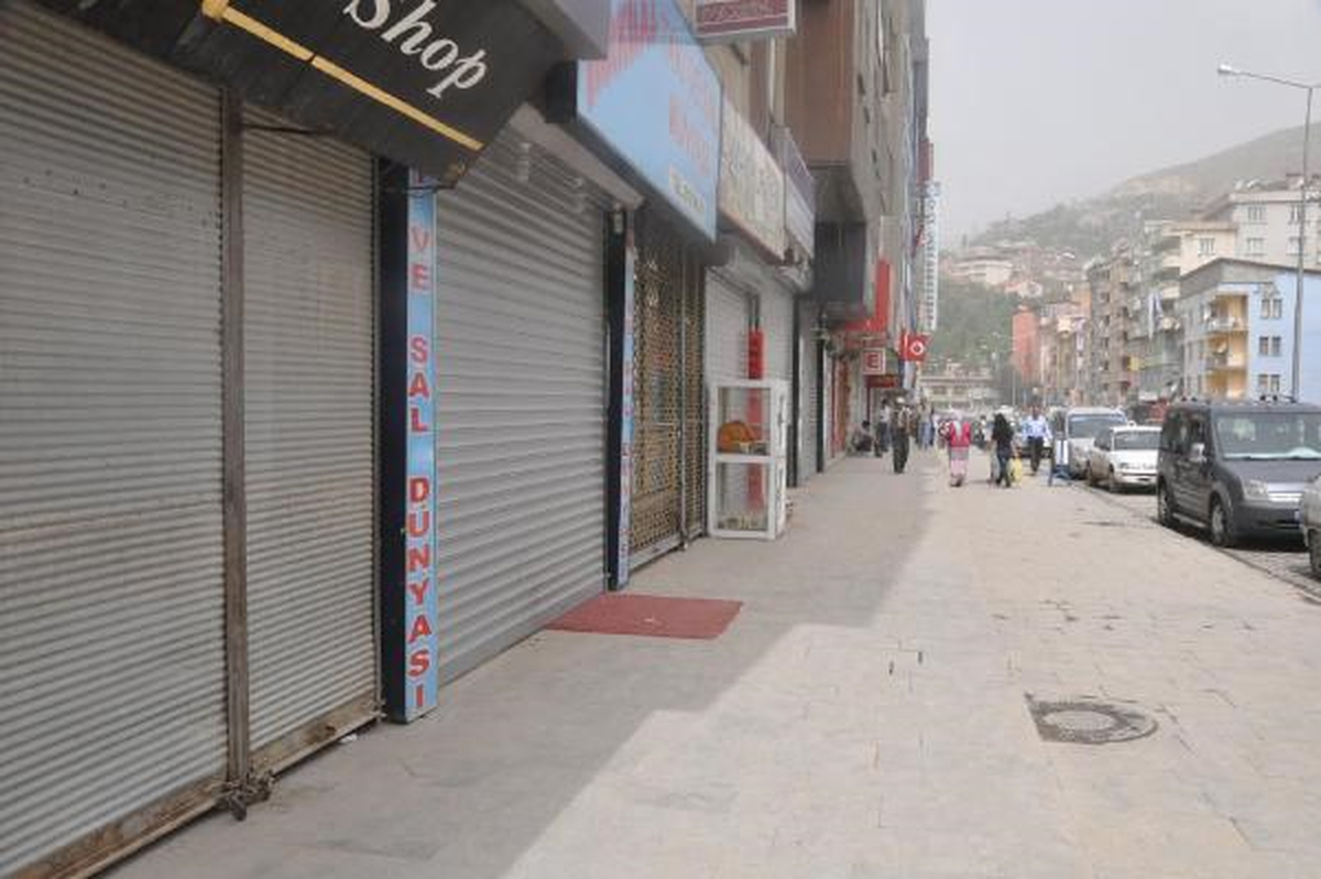 Hakkari\'de Kepenkler Açılmadı