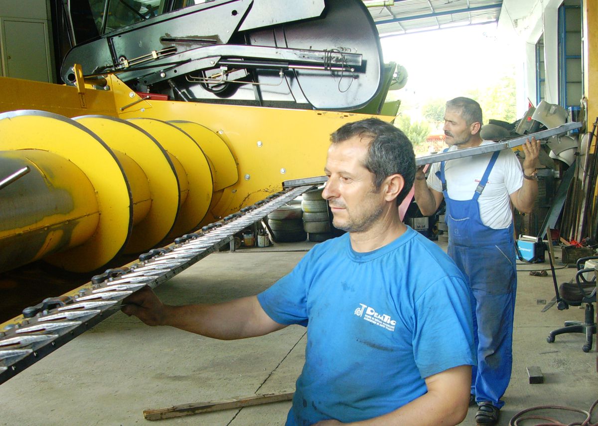 Hayrabolu\'da Biçerdöverler Ayçiçeği Hasadına Hazırlanıyor