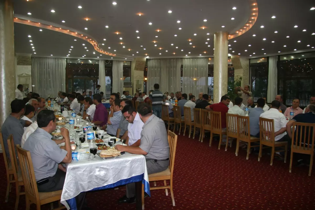 Huzur Öğrenci Servisi'nden İftar Yemeği