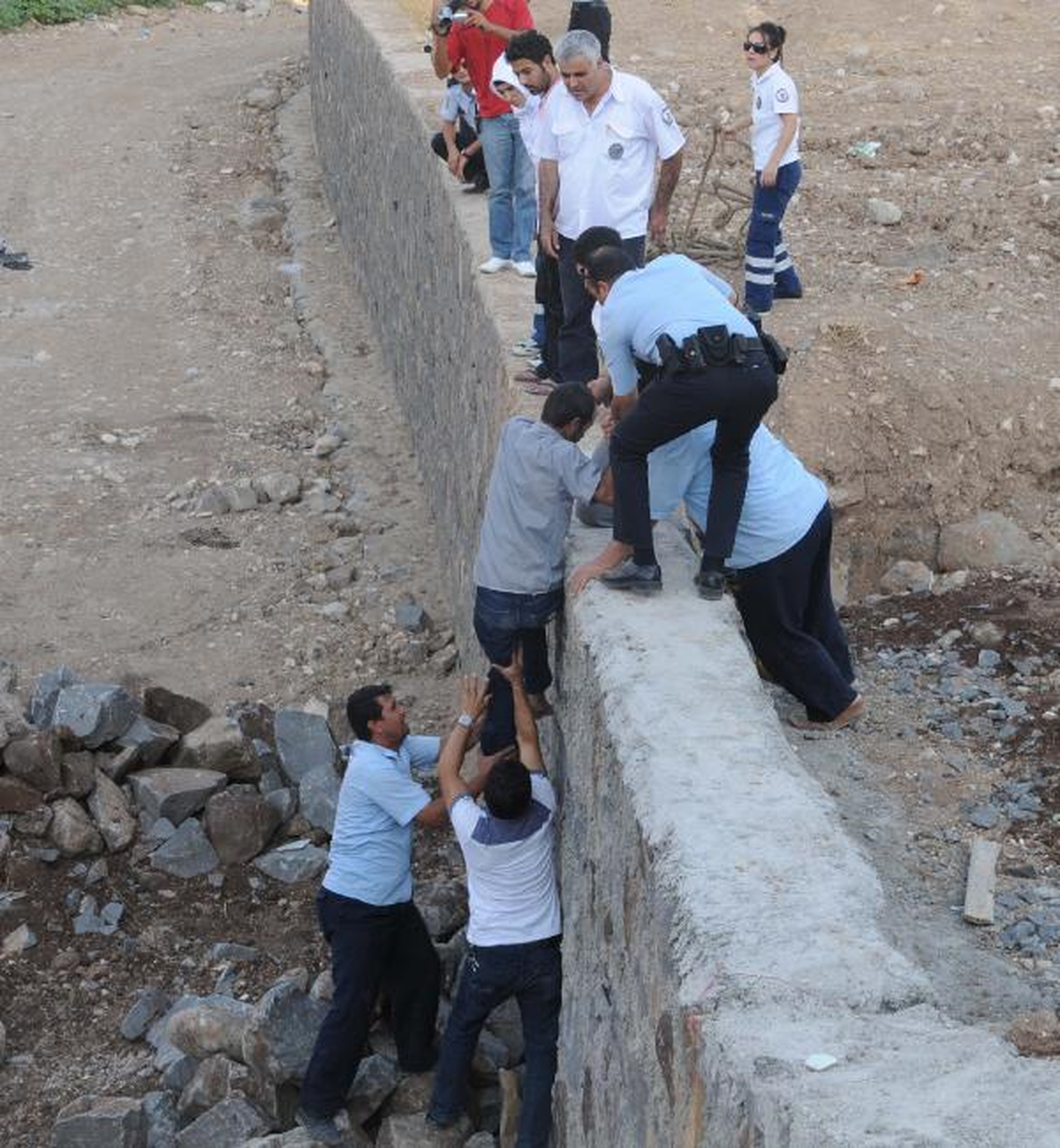İftara Yetişmeye Çalışırken,tahliye Kanalına Uçtu; 1 Yaralı