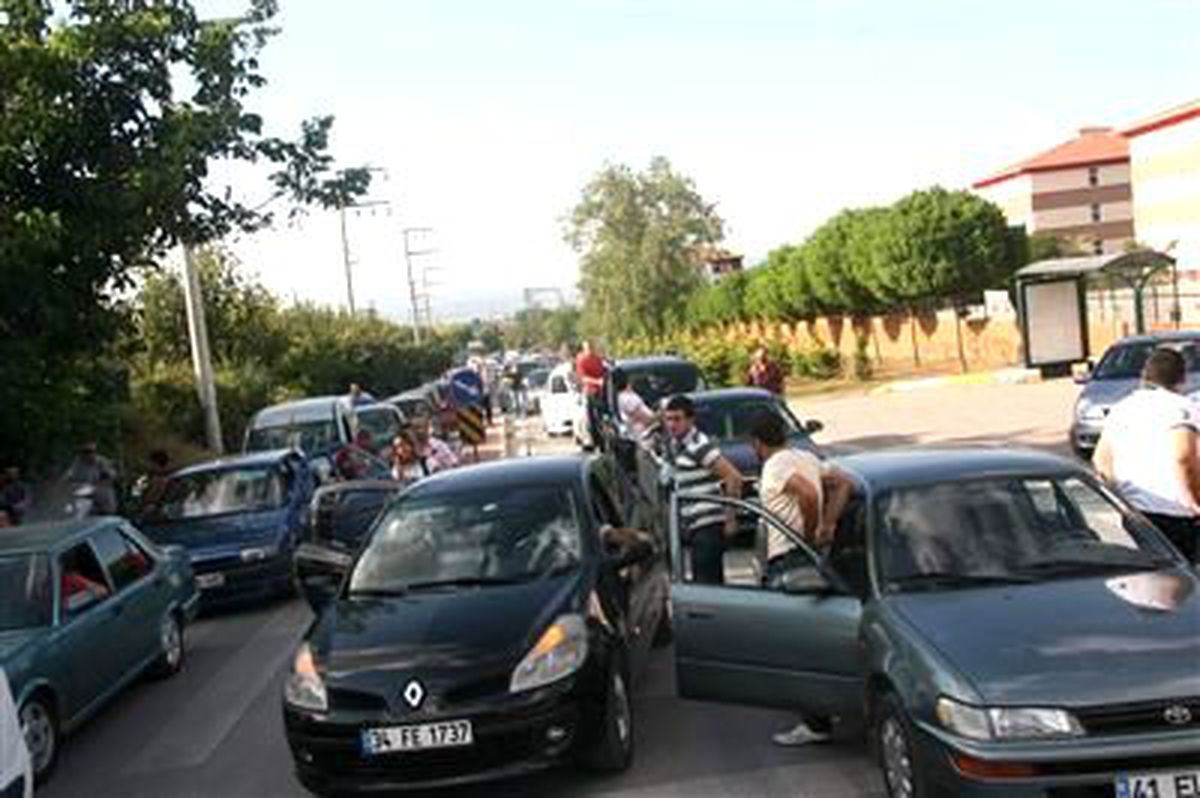 İzmit\'teki \'Kamyoncu-Fabrika\' Geriliminde Olaylar Çıktı