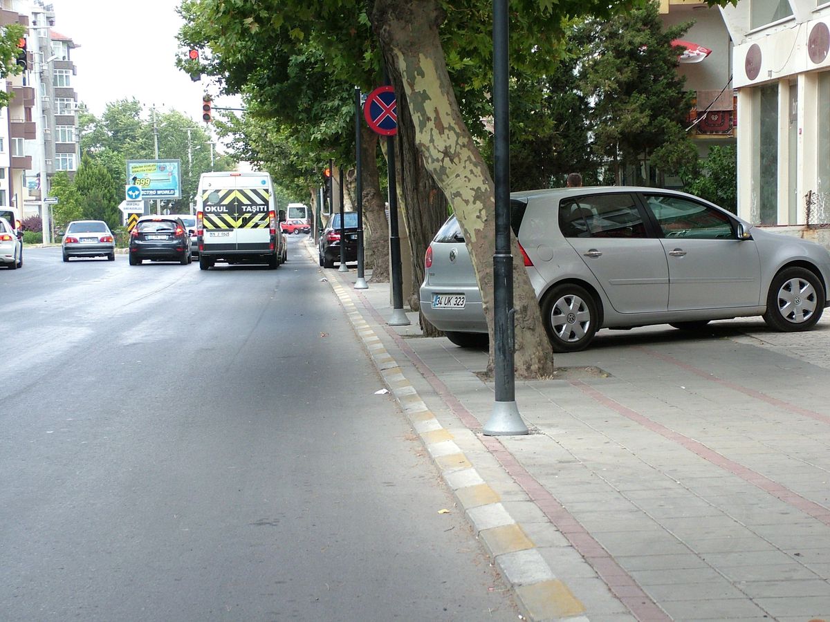 Kaldırımlara Park Edilen Araçlara Tepki