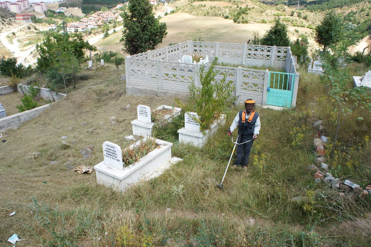 Kastamonu\'da Mezarlıklara Bayram Bakımı