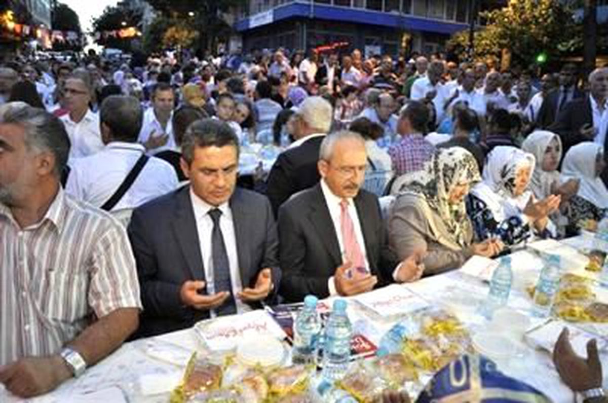 Kılıçdaroğlu, Vatandaşlarla Birlikte Sokakta Oruç Açtı