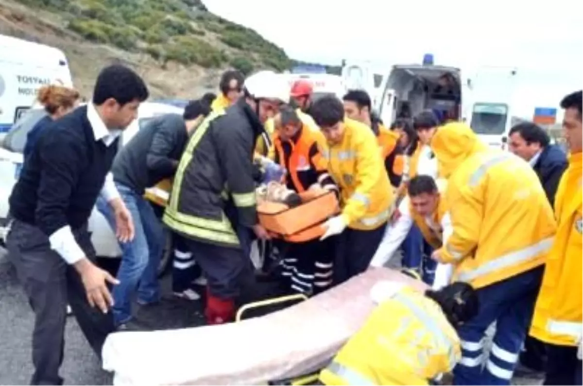 Kırşehir\'de Minibüsle Otomobil Çarpıştı: 17 Yaralı