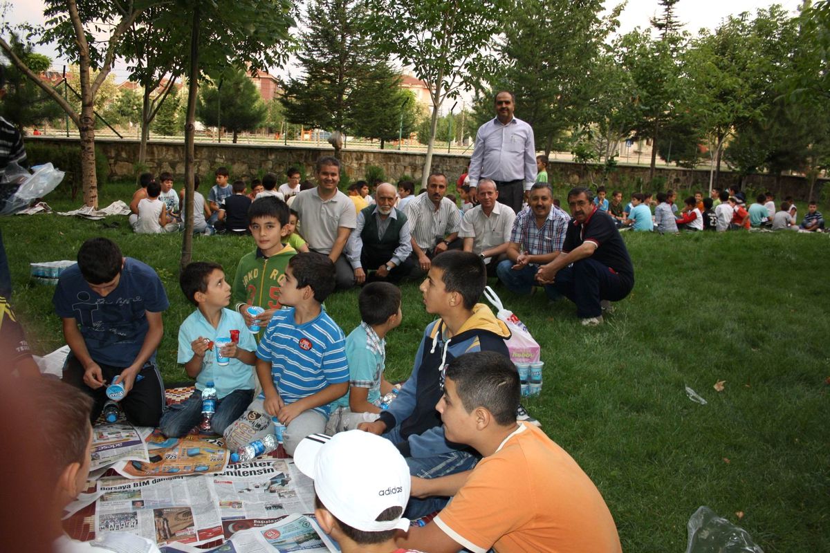 Kur\'an Kursu Öğrencilerine İftar Yemeği Verildi